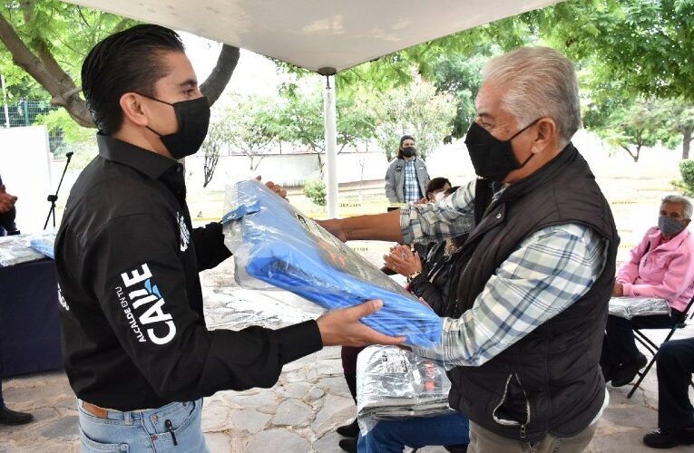 Municipio de corregidora apoya y dignifica tianguis con la entrega de 200 lonas.