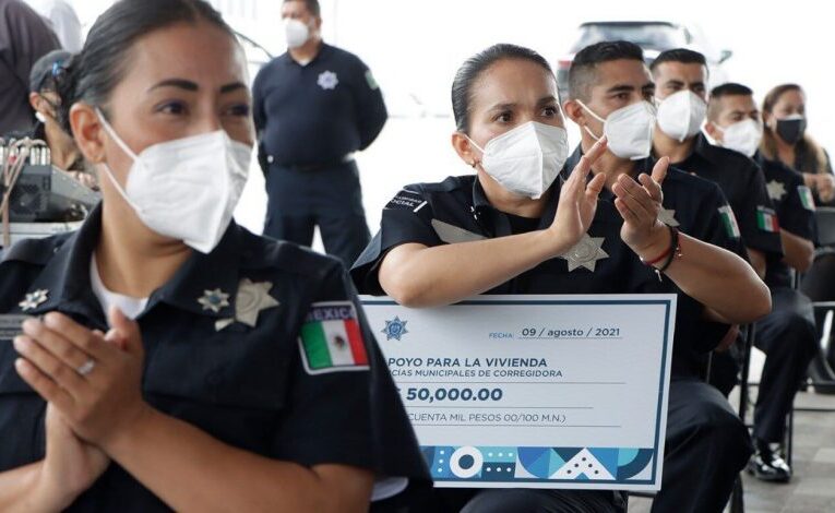 Corregidora entrega estímulos para la vivienda a elementos de seguridad pública.