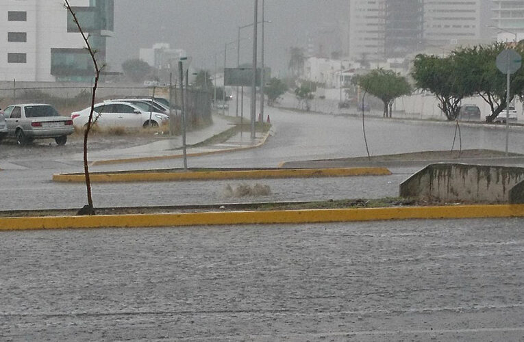 Intensas lluvias en Querétaro causan fuertes inundaciones y dejan vehículos varados