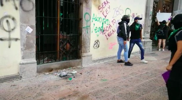 Investigarán a mujeres que dañaron el Palacio de Gobierno en Querétaro