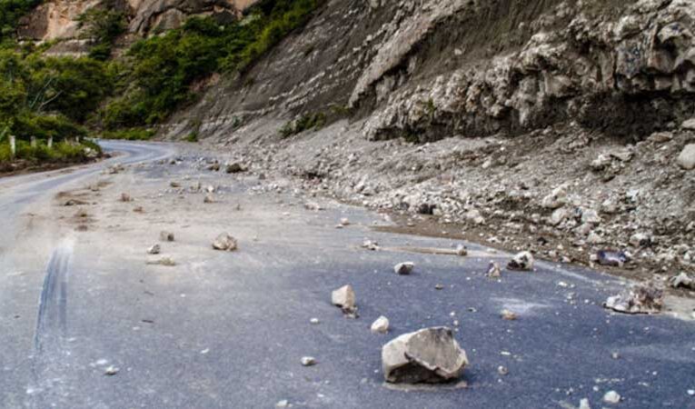 Se pide tener extremo cuidado en carretera a la Sierra de Querétaro debido a deslaves.