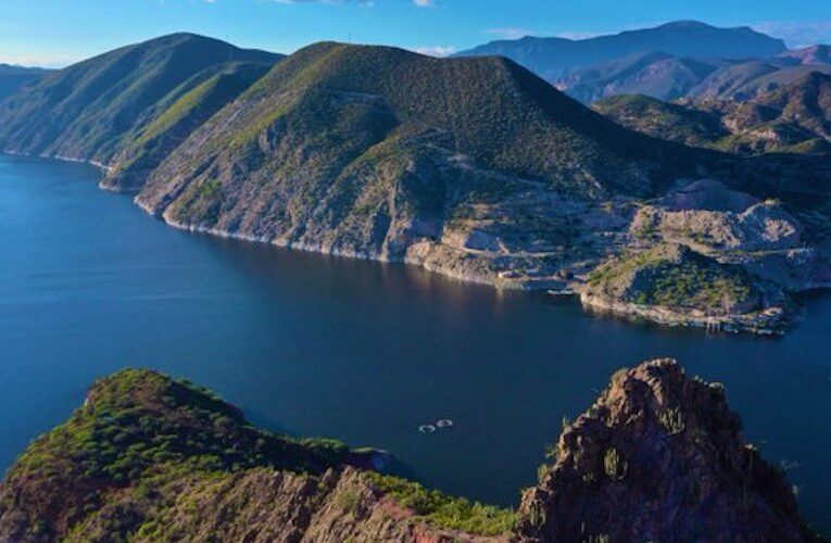 Cerros colindantes a Presa Zimapán se desgajan.