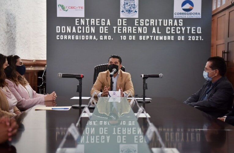 Municipio de Corregidora entrega escrituras de predio donado al CECyTEQ.