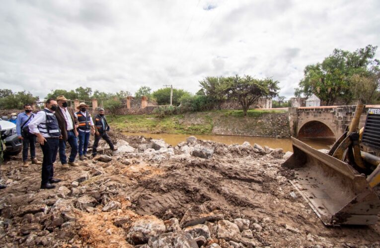 Kuri González recorre en El Marqués comunidades afectadas por lluvias.