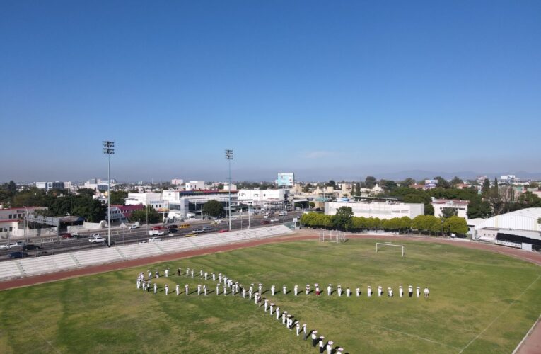 Personal del IMSS Querétaro hace «lazo rosa humano» para promover la detección oportuna de cáncer de mama.