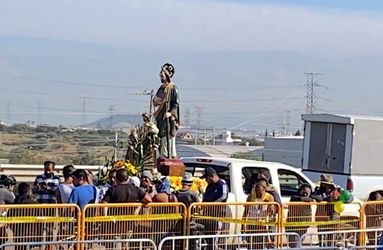 Pese a restricciones, fieles se aglomeran en capilla de San Judas Tadeo en la México-Querétaro