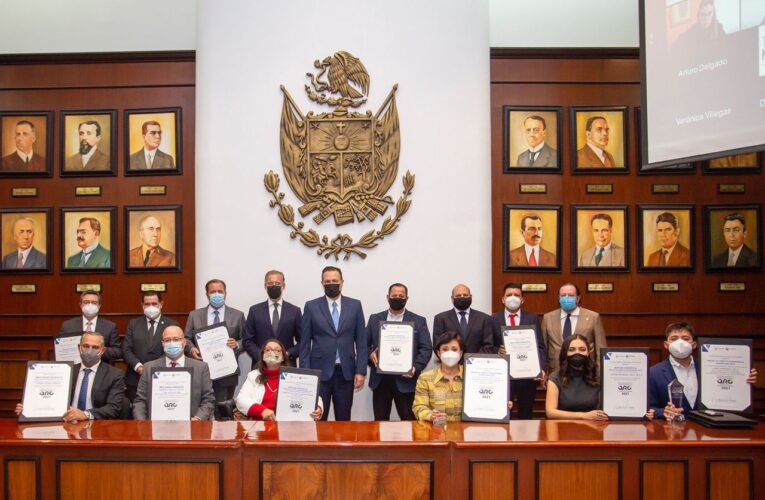 Mauricio Kuri entrega premio al Mérito Empresarial 2021