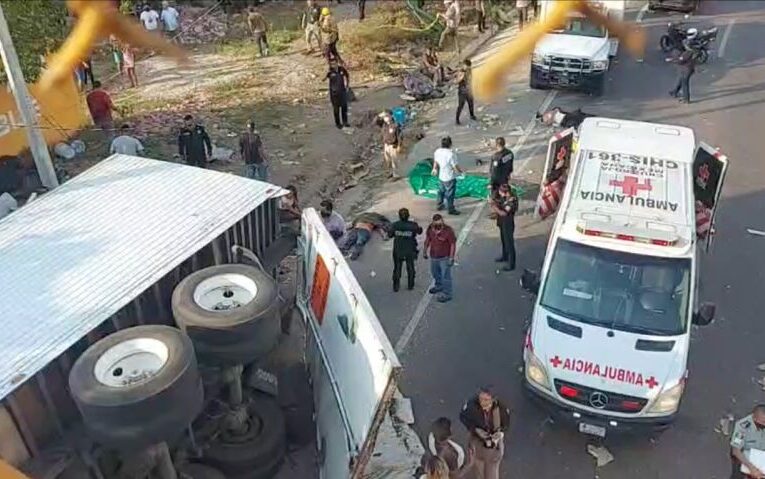 Trailer accidentado en Chiapas llevaba 160 migrantes centroamericanos, 19 de ellos, menores de edad: GN