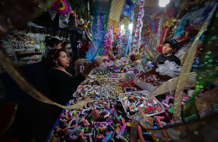 Se logra acuerdo para instalación del tradicional Tianguis Navideño en Mercado de la Cruz.