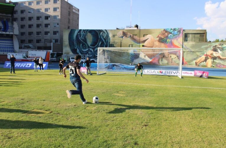 Develan placa en el Estadio Olímpico en el partido de Gallos Femenil