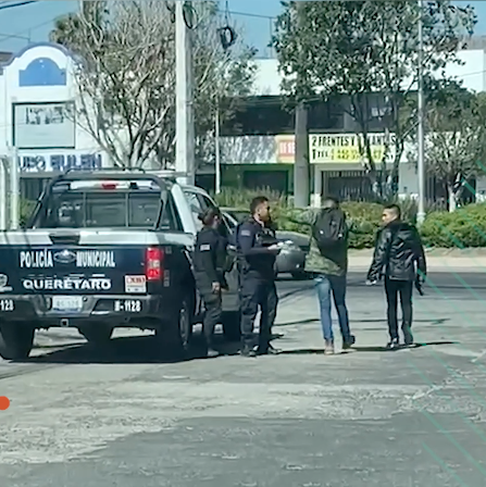 Policías amagados por sujeto armado, continúan activos.