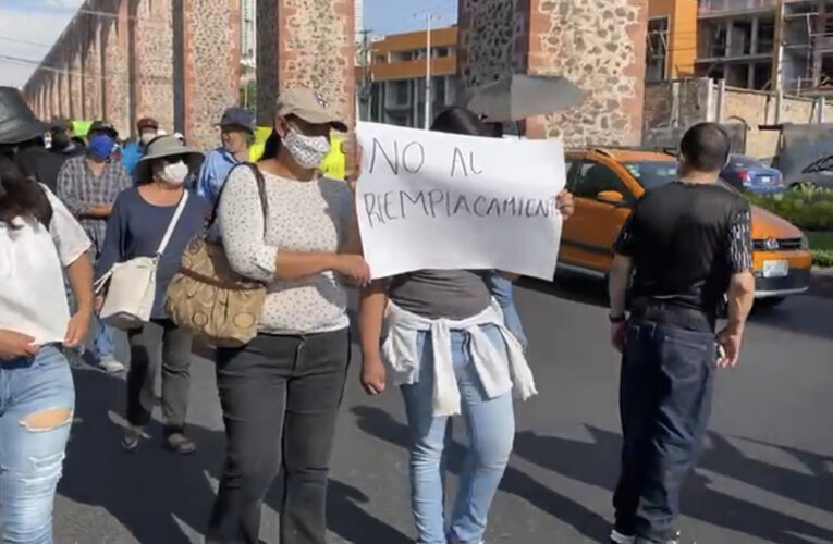 Marchan en Querétaro contra el reemplacamiento