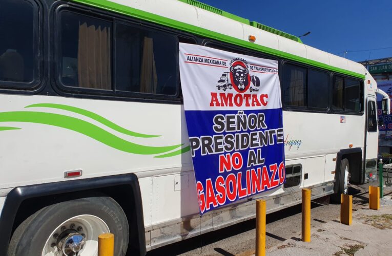 Transportistas se manifiestan en Querétaro, piden alto al alza de combustibles y seguridad.