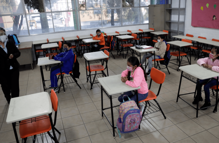 Cuarta ola de Covid-19 provoca ausentismo en escuelas y negocios