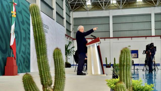 AMLO insiste en que Loret de Mola diga cuánto gana; lo llamó “mercenario y golpeador».