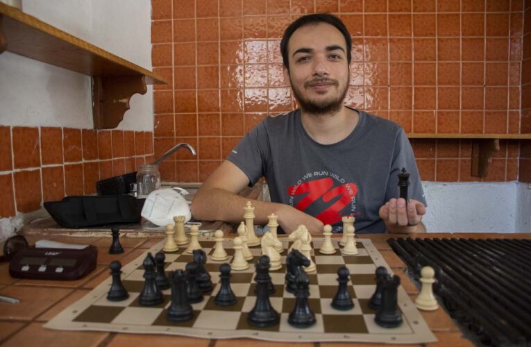 Ajedrecista queretano vende paletas de hielo para asistir al Campeonato Continental Absoluto de Ajedrez, en el Salvador