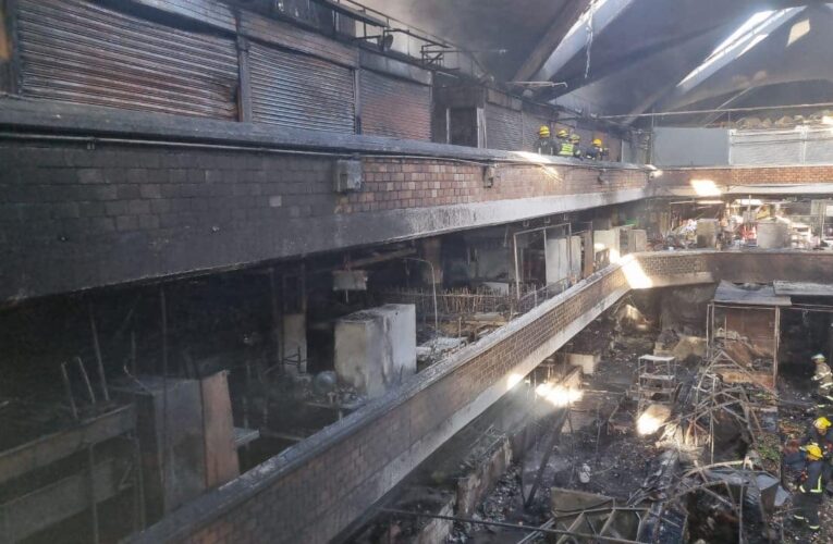 Un incendio acabó con parte del emblemático mercado de San Juan de Dios, ubicado en  el centro de Guadalajara.