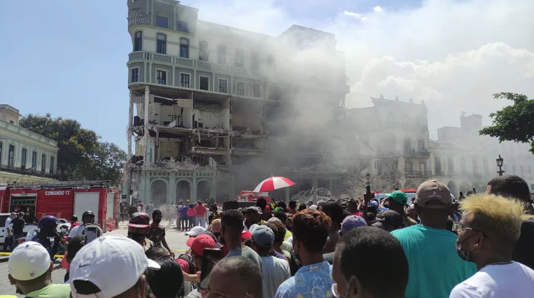 Explosión provoca derrumbe del Hotel Saratoga de La Habana.