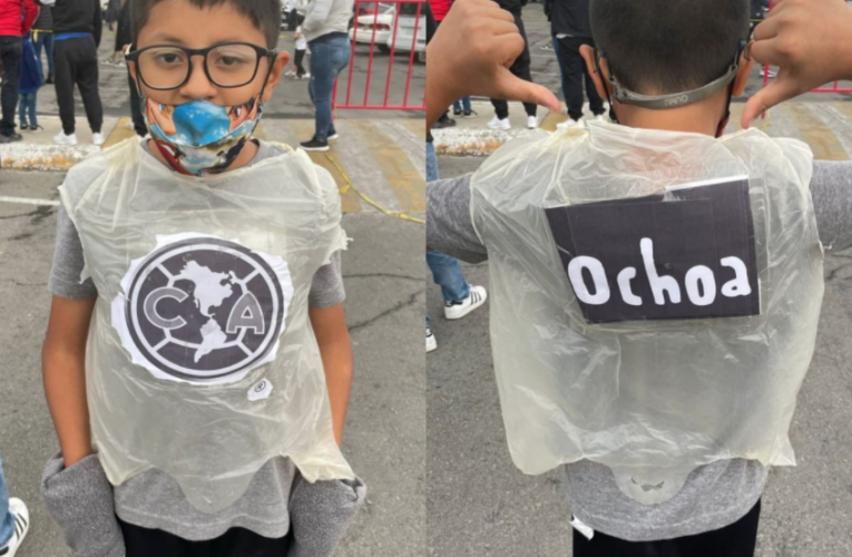 Memo Ochoa busca a niño queretano que usó bolsa de plástico como jersey del América