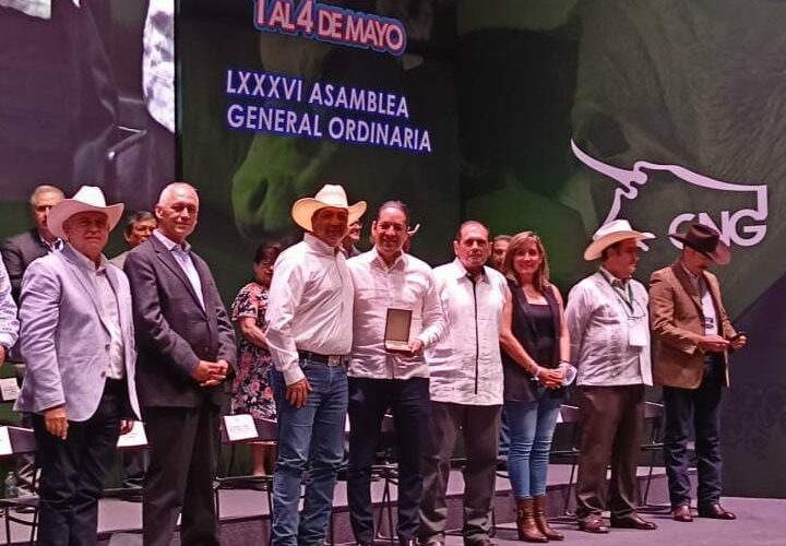 Pancho Domínguez recibe medalla al Mérito Ganadero.