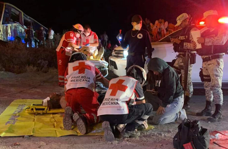Camión de turistas pierde el camino; resultan 54 lesionados.