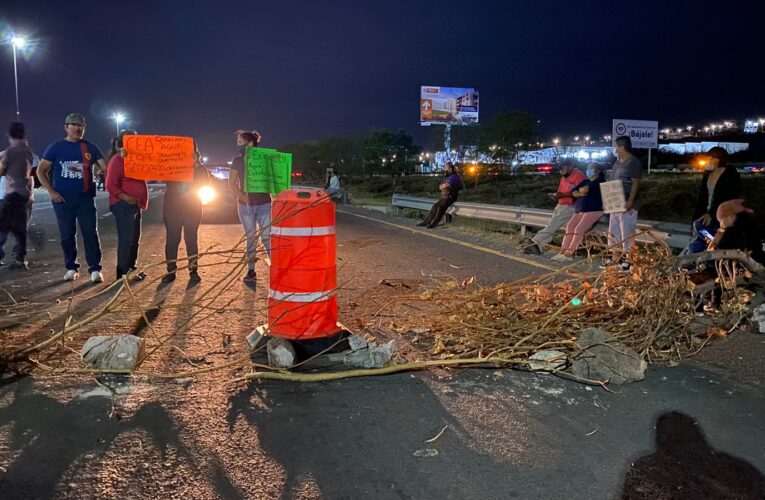 Cierran Anillo Vial Fray Junípero para exigir abasto de agua a la CEA y seguridad en transporte público