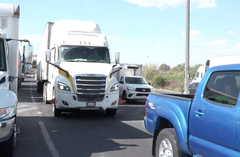 Recuperan tráiler que transporta equipo de cantante Julión Álvarez