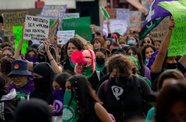 Feministas ingresan amparo para despenalización del aborto