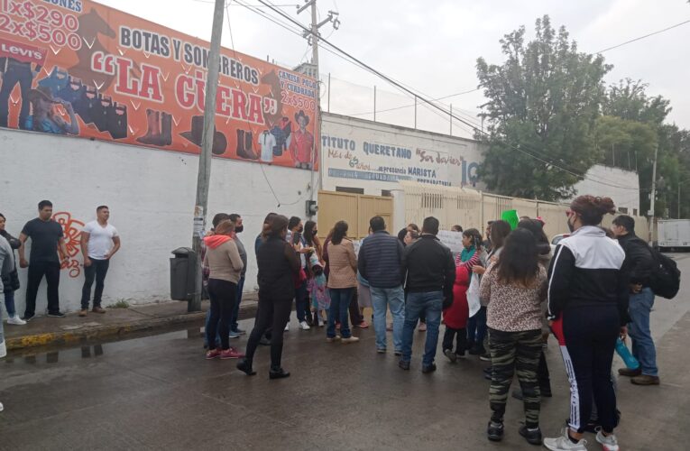 Padres de familia cierran vialidades por falta de luz en primaria Vicente Guerrero