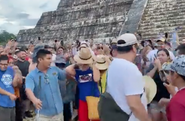 Turista sube a pirámide en Chichen Itzá y es abucheada