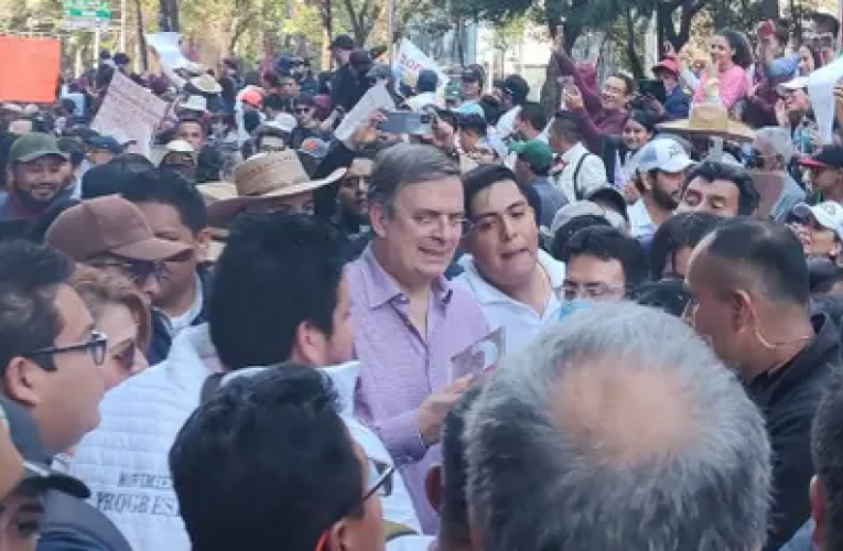 Marcelo Ebrard recibe “escupitajo” en plena marcha de apoyo a AMLO