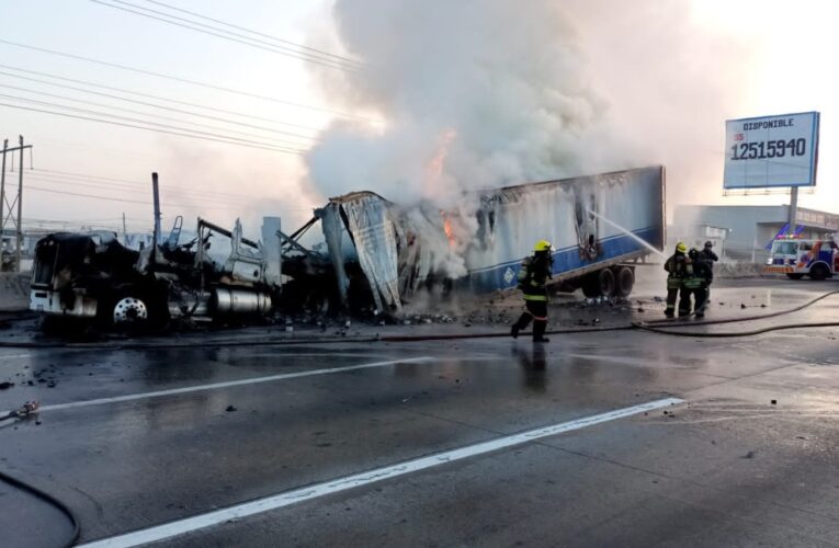 Tráiler se calcina en la autopista 57, a la altura de Conin