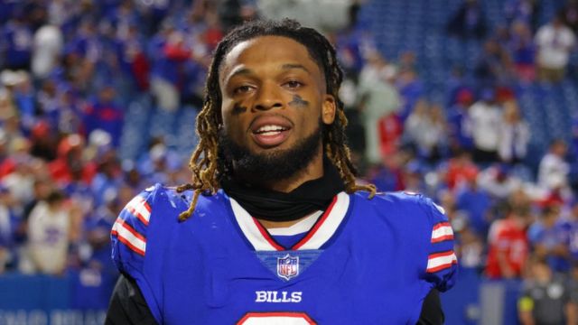 Damar Hamlin, jugador de los Bills de Búfalo, se mantiene grave