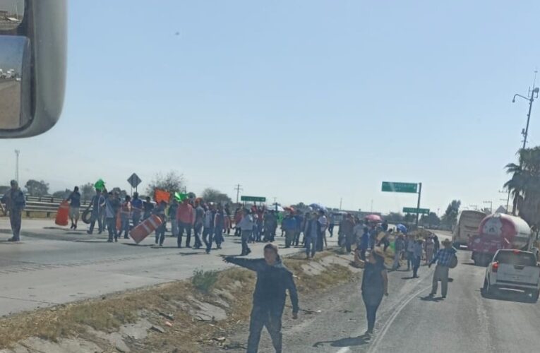 Habitantes de Pedro Escobedo bloquean la autopista México-Querétaro