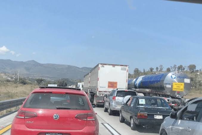 ¡Más de 12 horas cerrada! Restablecen circulación en la México-Querétaro