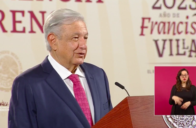 AMLO llega tarde a ‘la Mañanera’, dice que se desveló viendo el beisbol