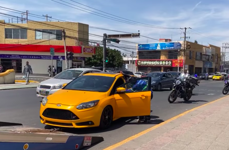 Automovilista agrede a mujer motociclista tras altercado vial