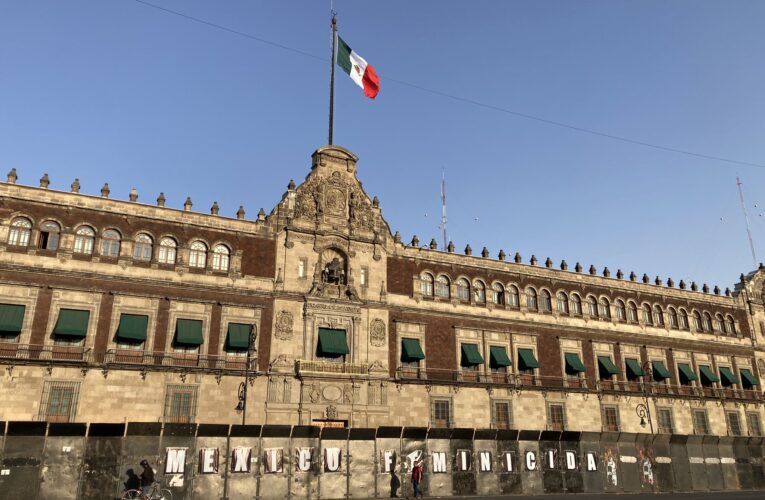 Cada 8M vienen mujeres que destruyen todo: AMLO justificó blindaje a Palacio Nacional