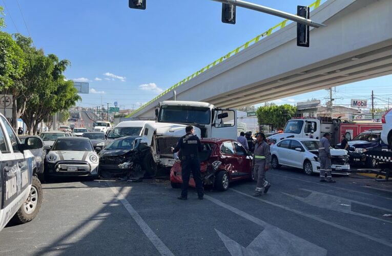 Pipa se queda sin frenos e impacta a más de 15 vehículos en  Corregidora