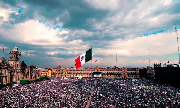 AMLO agradece quienes se congregaron en el Zócalo para el mitin por la expropiación petrolera