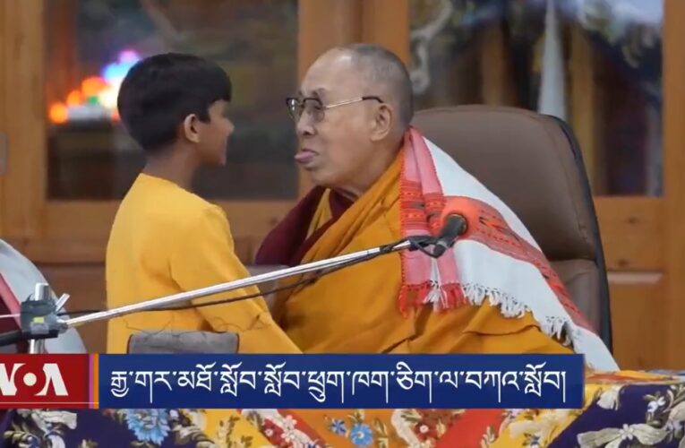 Dalai Lama se disculpa por besar a un menor en la boca y pedirle que le chupe la lengua