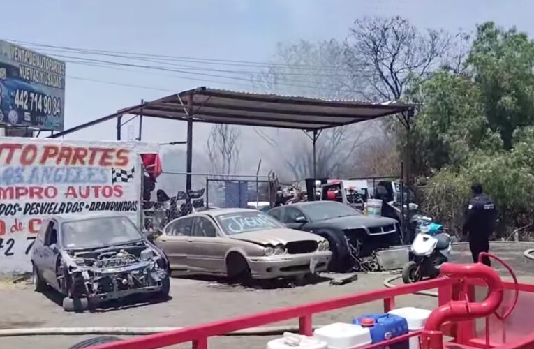 Establecimiento se incendia, genera columna de humo en la carretera Querétaro-Celaya 