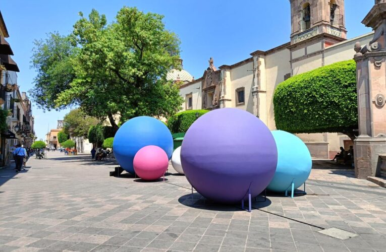 Restauran esferas del Festival Querétaro Experimental tras pintas vandálicas