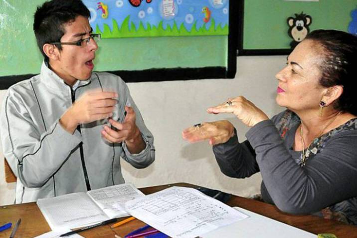 Atraso en el sector educativo para las personas sordas