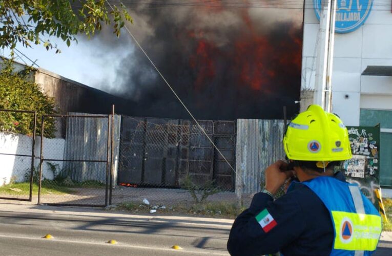 Se registra fuerte incendio en Zona industrial  Benito Juárez