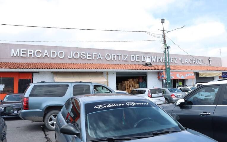 Avalan construcción de estacionamiento en el Mercado de la Cruz