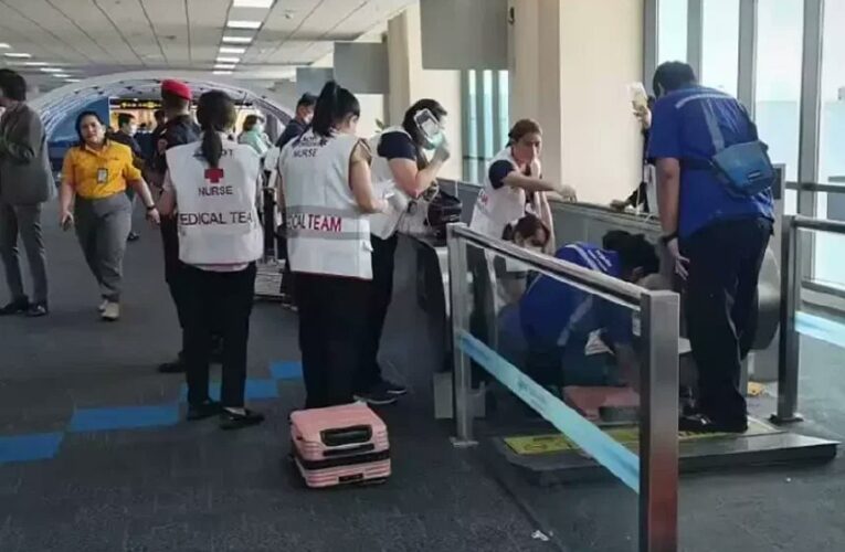 Mujer pierde una pierna tras quedar atorada en una banda del Aeropuerto Don Mueang de Tailandia