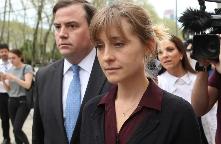 Allison Mack, actriz de Smallville sale de prisión tras cumplir condena por caso NXIVM