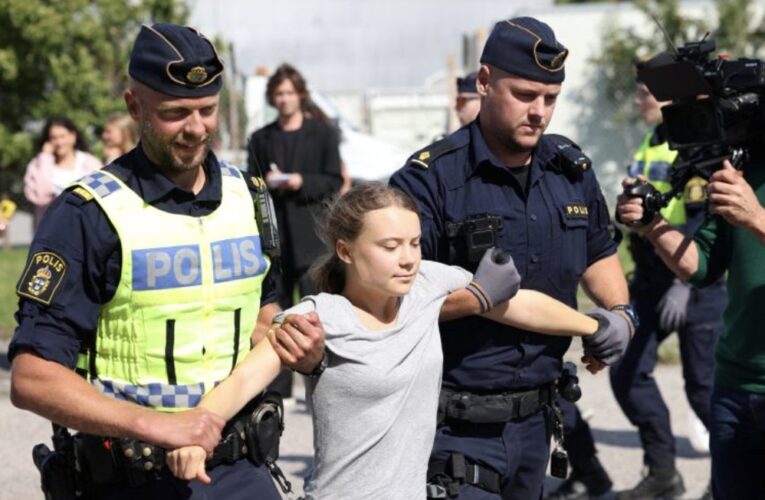 Multan a Greta Thunberg por protesta por  crisis climática mundial