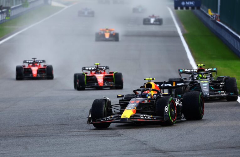 Checo Pérez deja carrera sprint tras choque con Hamilton